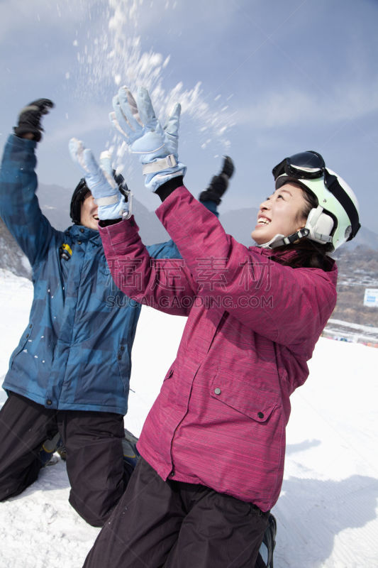 雪,进行中,青年男人,女人,垂直画幅,正面视角,休闲活动,旅行者,享乐,满意