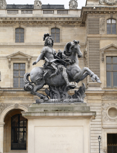 雕像,louis xiv,法国路易十四时期的,卢浮宫,垂直画幅,旅游目的地,古老的,户外,庭院,国际著名景点