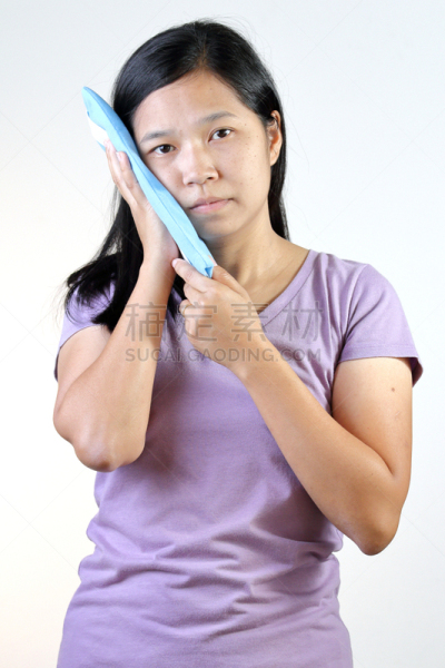 女人,热,辅导讲座,冷冻疗法,垂直画幅,痛苦,2015年,人,成年的,冰