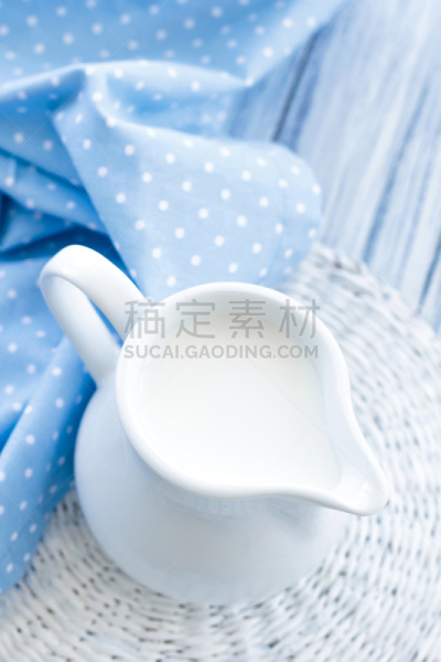牛奶,垂直画幅,奶制品,酸乳酒,奶昔,奶油,早晨,乡村风格,饮料,商业厨房