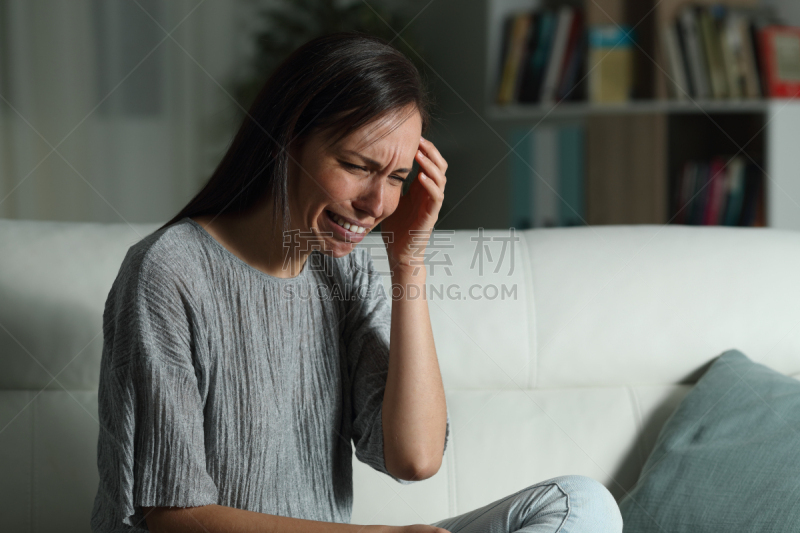 女人,夜晚,沮丧,家庭生活,成年的,仅成年人,青年人,青少年,哀悼者,人
