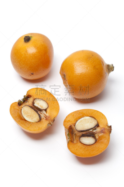 枇杷,完整,一半的,垂直画幅,水果,无人,种子,有机食品,白色背景,清新