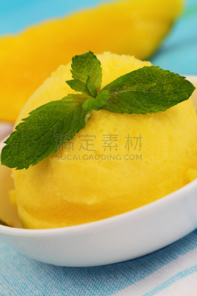 装饰菜,芒果冰糕,薄荷叶,舀勺,果汁冰糕,垂直画幅,冰淇淋,纺织品,无人,特写