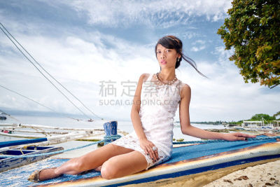 注视镜头,个人随身用品,晒黑,天空,美,水平画幅,黑发,动物腿骨,渔船