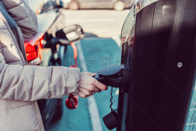 电动汽车充电站,女人,省油,混合动力汽车,油罐车,混合动力车,电车,电动汽车,可再生能源,替代燃料汽车