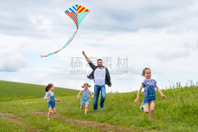 风筝,儿童,草地,幸福,家庭,父亲,天空,休闲活动,水平画幅,进行中