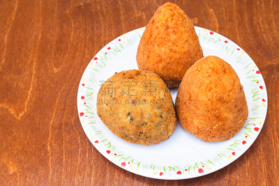 米饭炸肉饼,桌子,盘子,多样,中等数量物体,街头食品,土产,少量物体,塞满了的,餐具