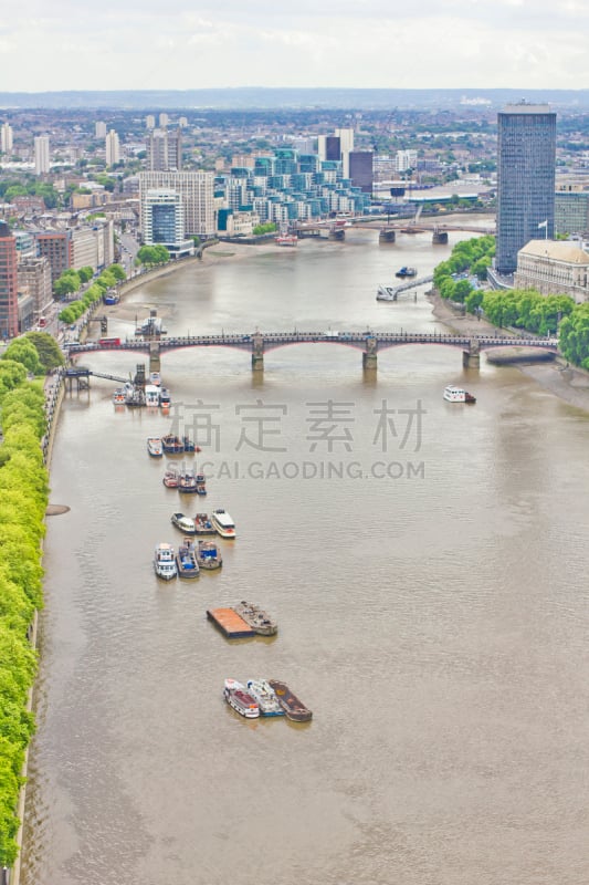 泰晤士河,航拍视角,伦敦,金色狂欢桥,泰晤士河河堤,城市扩张,垂直画幅,无人,当地著名景点,英格兰