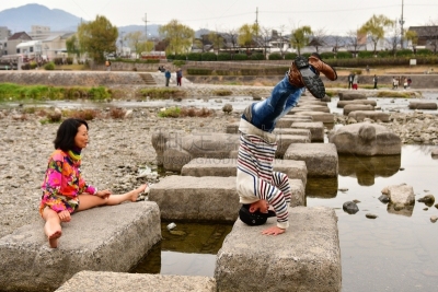 京都府,日本人,鸭川,女人,男人,瑜伽,水平画幅,手倒立,户外,男性