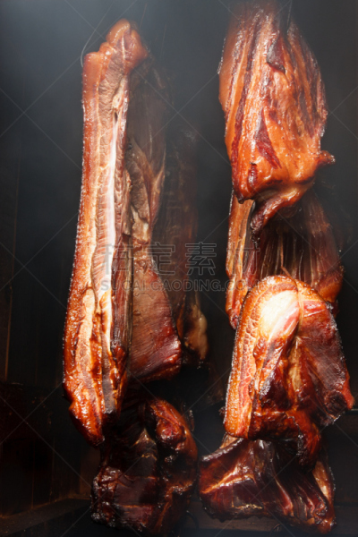 肉,烟熏食品,垂直画幅,饮食,褐色,牛胸肉,木制,无人,干的,烟
