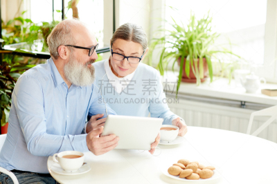 电子邮件,视频会议,水平画幅,基于网络的广播,偏远的,饮料,白人,男商人,仅成年人,俄罗斯