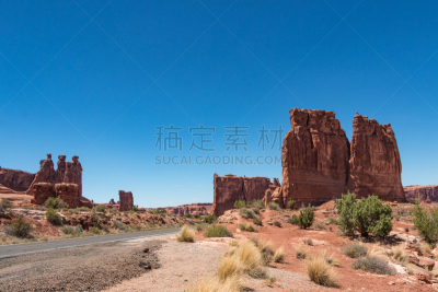 courthouse towers,路,远距离,犹他,沙岩,沙漠,户外,天空,晴朗,沙子