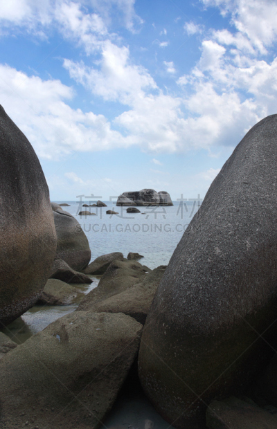 岩层,岛,海洋,勿里洞岛,垂直画幅,水,天空,美,无人,巨大的