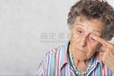 异物,老年女人,伦敦眼,角膜,水平画幅,白人,结膜炎,仅成年人