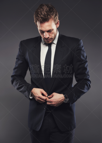 套装,灰色背景,高雅,男商人,垂直画幅,留白,彩色运动茄克,萨乌韦,仅男人,仅成年人