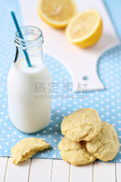 饼干,玉米粉,柠檬,牛奶瓶,垂直画幅,饮食,奶制品,无人,不健康食物,蓝色