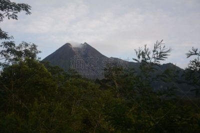 山,墨拉皮火山,爪哇,印度尼西亚,天空,水平画幅,云,中爪哇省,无人,火山地形
