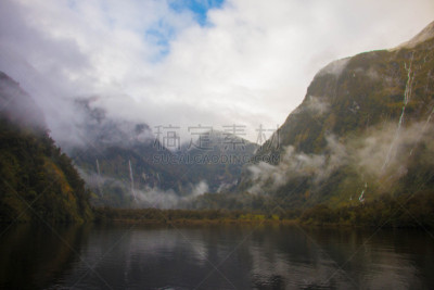 doubtful sound,自然,水,水平画幅,绿色,地形,瀑布,无人,户外,山脉