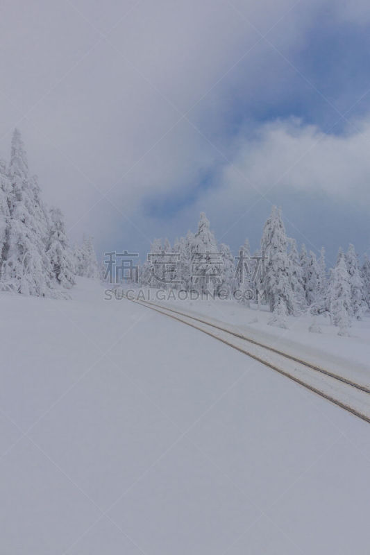 Auf dem Weg durch die schöne Winterlandschaft im Harz