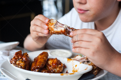 鸡翅,儿童,炸鸡,暴饮暴食,沙茶酱,鸡肉,鸡腿,凌乱,翅膀,快餐