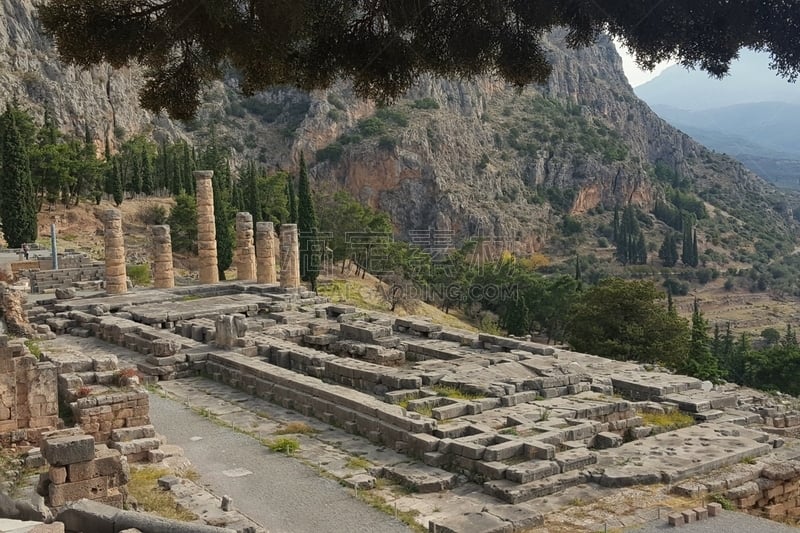 Delphes fut un haut lieu mystique, lorsque le sanctuaire d'Apollon attirait les pèlerins fascinés par l'oracle. Les ruines du site antique, classées au patrimoine mondial de l'Unesco est parmi les plus visitées de Grèce