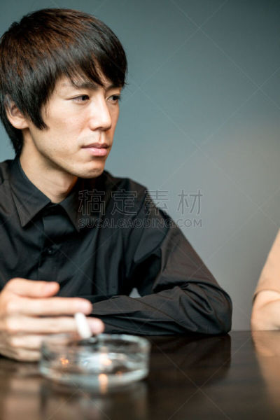 男人,吸烟问题,垂直画幅,座位,密封的,焦油,人类肺脏,禁止吸烟,商店,税