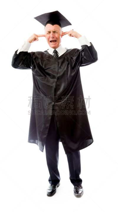 手指插进耳朵,老年人,男性,成人教育,学位帽,垂直画幅,正面视角,悲痛,面部扭曲,人的嘴