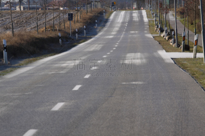潮湿路滑标志,沥青,水平画幅,冬天,无人,轮胎印,平滑的,街道,冰,冻结的