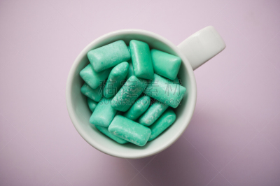 胡椒薄荷,杯,白色,口香糖,紫色背景,绿薄荷,口腔卫生,健康保健,清新,背景分离