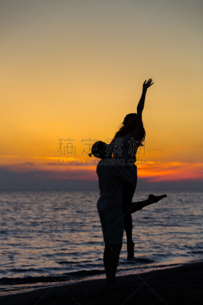 海滩,可爱的,伴侣,爱人海滩,垂直画幅,曙暮光,夏天,男性,亲昵,青年人