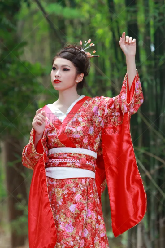 和服 女孩 垂直画幅 美 注视镜头 美人 户外 仅成年人 日本人 传统服装图片素材下载 稿定素材