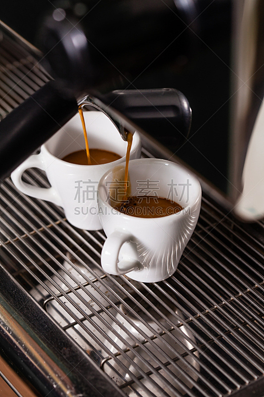 两个人,咖啡杯,垂直画幅,褐色,咖啡馆,热饮,乌克兰,早晨,人,饮料