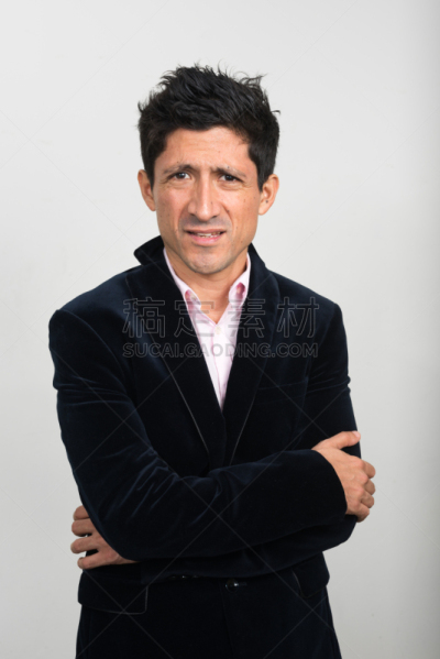 拉美人和西班牙裔人,男商人,不高兴的,注视镜头,垂直画幅,正面视角,30到39岁,衬衫,30岁到34岁,仅男人