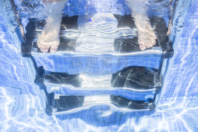 水下,腿,游泳池,儿童,女孩,梯子,水,台阶,度假胜地,面无表情