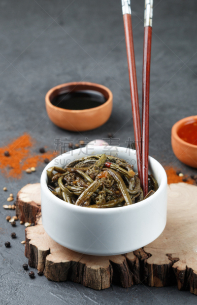 酱油,东亚,东方食品,香料,蕨类,洋葱,选择对焦,老虎菜,盘子,大蒜