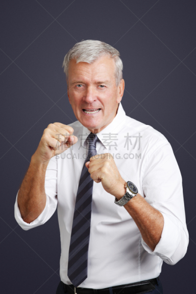 白发,用拳猛击,垂直画幅,留白,注视镜头,套装,男商人,经理,仅成年人,运动