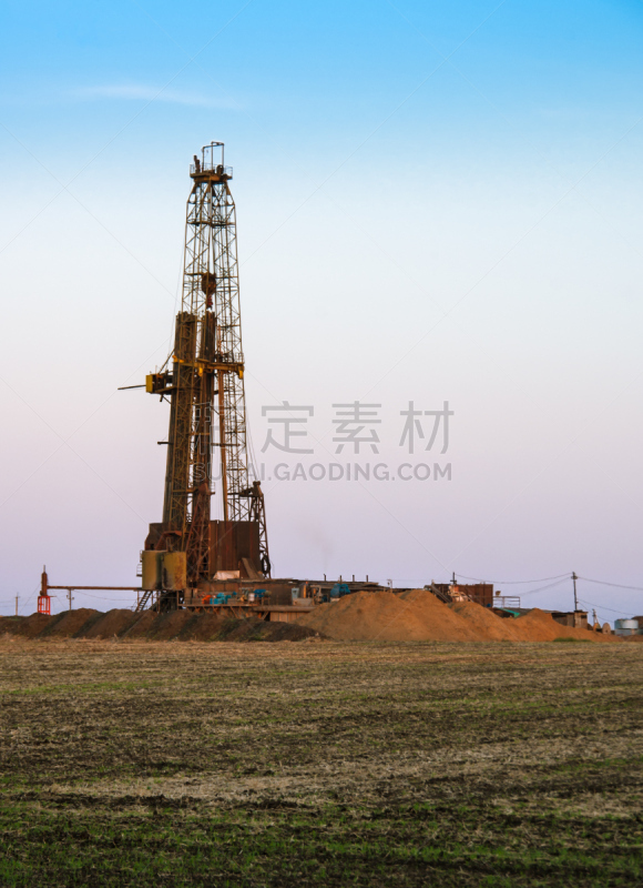 页岩气,石油化工厂,垂直画幅,天空,能源,钻孔机,制造机器,工厂,户外,机器