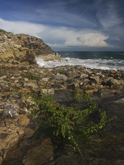 Mediterranean coast scenery, Felsige Mittelmeerküste mit Brandung