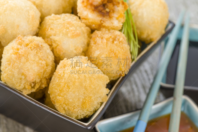 球体,鸡,咖喱,辣椒酱,开胃品,米饭炸肉饼,咖喱粉,日本人,充满的,辣椒