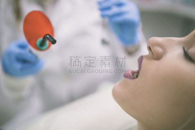 病人,药,设备用品,口腔卫生,紫外线灯,青年女人,紫外线,紫外线辐射,石英,外科手套