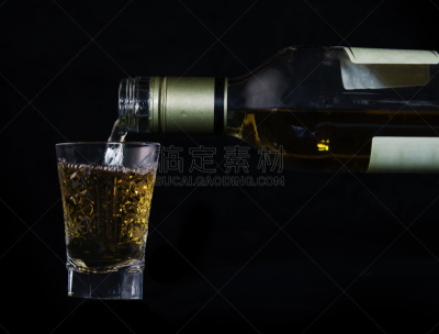 含酒精饮料,瓶子,玻璃,黑色背景,葡萄酒,水,重的,家庭生活,饮料,金属
