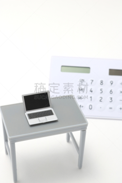 办公室,笔记本电脑,小雕像,计算器,桌子,垂直画幅,留白,零售展示,工作场所,无人