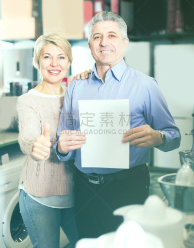两个人,家庭,公亩,商店,垂直画幅,仅成年人,用具,中老年男人,品质,妻子