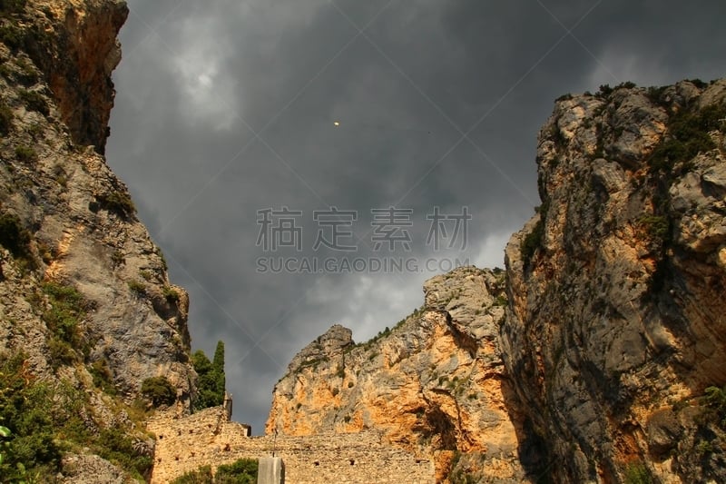 穆斯提耶-圣-玛莉亚,纪念碑,天空,暴风雨,沟壑,水平画幅,山,古老的,石灰石,旅行者