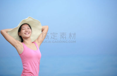 海滩,女人,水,天空,留白,水平画幅,注视镜头,度假,站,祈祷