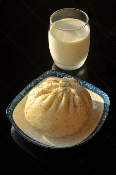 早餐,中国,中式小笼包,塞满了的,主观视角,小圆面包,蒸菜,点心,奶制品,有包装的