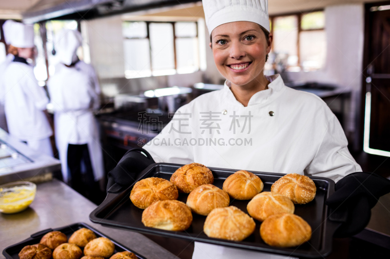 拿着,厨房,折角小面包,女性,烤盘,专业人员,学员,饮食产业,30岁到34岁,肖像