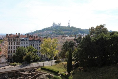 L'un des quartiers mytrhiques de Lyon : ses pentes, ses traboules, le théâtre antique, l'histoire des Canuts et de Jacquard, l'invention du métier à Tisses, les Traboules et une architecture unique