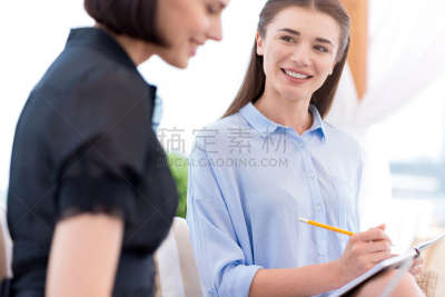 沙发,表现积极,男商人,经理,现代,复杂性,人的脸部,衬衫,信心,技术