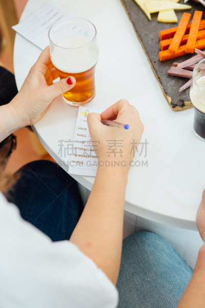 啤酒,女人,垂直画幅,高视角,含酒精饮料,饮料,手工食品和饮料,文档,仅成年人,啤酒杯